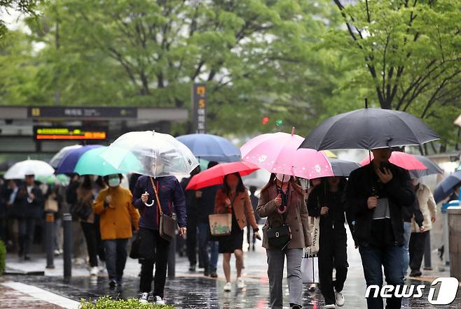 비가 내리는 18일 오전 서울 여의도역 인근에서 시민들이 우산을 쓰고 발걸음을 옮기고 있다. 기상청은 이번 비가 돌풍과 벼락, 우박을 동반하며 요란하게 내릴 것으로 예보했다. 2023.4.18/뉴스1 ⓒ News1 김민지 기자