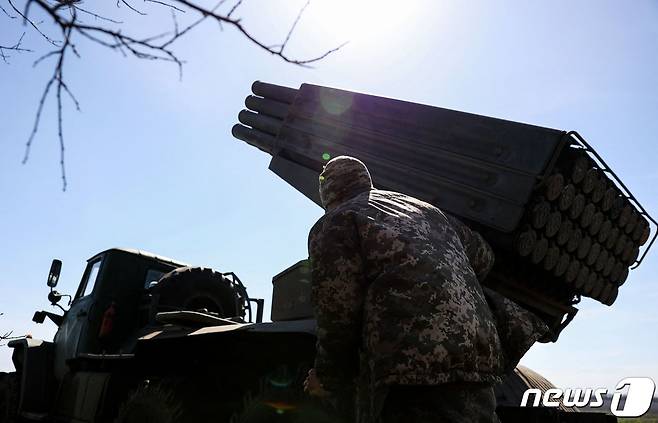 17일(현지시간) 우크라이나 도네츠크에서 병사가 러시아 군 진지를 향해 BM-21 그래드 다연장 로켓을 발사할 준비를 하고 있다. ⓒ AFP=뉴스1 ⓒ News1 우동명 기자