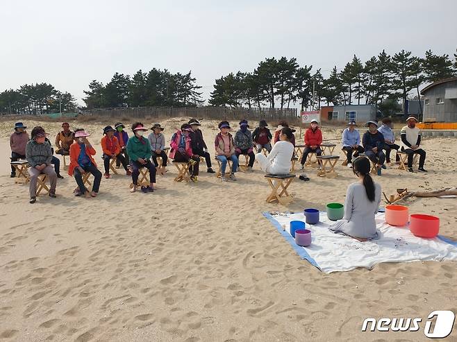 전남 완도군은 지난 3월부터는 신지 명사십리 해변 일원과 해양문화치유센터에서 해양기후치유와 해양문화치유 프로그램을 운영 중이다.(완도군 제공)/뉴스1 ⓒ News1 김태성 기자