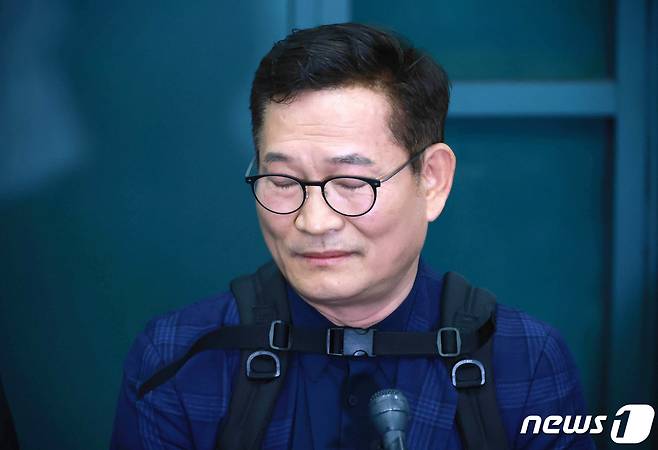 송영길 전 더불어민주당 대표가 24일 오후 인천국제공항으로 귀국해 취재진 질문에 답하며 굳은표정을 짓고 있다. (공동취재) 2023.4.24/뉴스1 ⓒ News1 박정호 기자