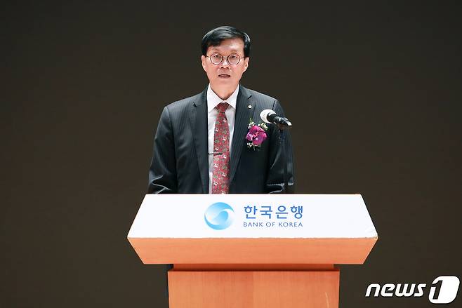 이창용 한국은행 총재가 24일 서울 중구 한은 본부에서 열린 통합별관 준공 기념식에서 기념사를 하고 있다.