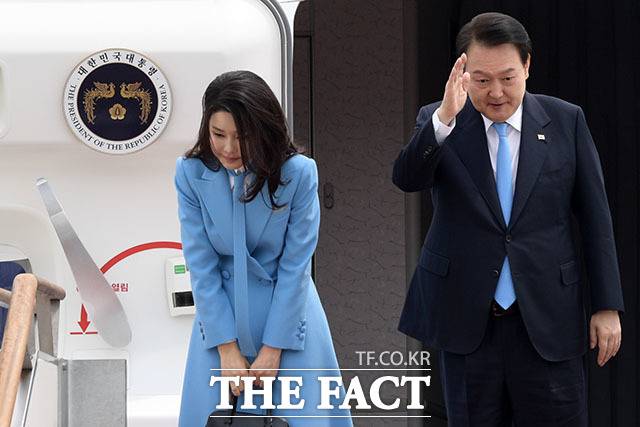 미국 국빈 방문에 나서는 윤석열 대통령이 24일 오전 경기도 성남시 서울공항에서 공군 1호기에 탑승하며 인사를 하고 있다. 왼쪽은 김건희 여사. /성남=남윤호 기자