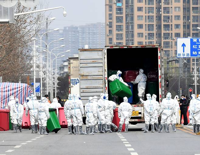 신종 코로나바이러스 감염증(코로나19) 첫 확진자가 발생한 것으로 알려진 중국 우한 시장. 중국은 우한 시장과 관련된 연구 결과를 검열해 논문과 데이터를 삭제하고 있다. 이에 과학계에서는 우려의 목소리가 나오고 있다. /로이터 연합뉴스