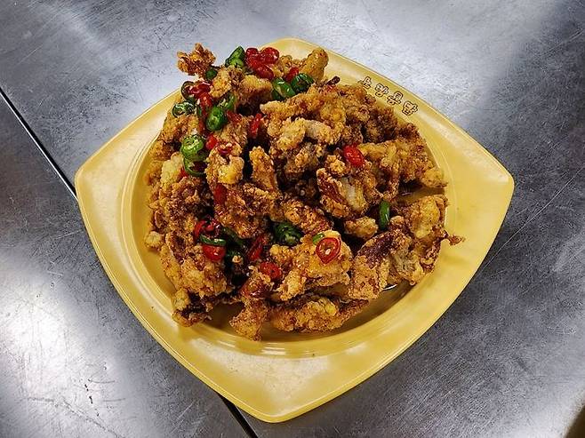 지난 20일 오후 서울시 강남구 삼성로에 위치한 노랑푸드 본사에서 기자가 직접 만들어 본 신제품 ‘칼칼한 청양 치킨’의 모습.ⓒ임유정 기자