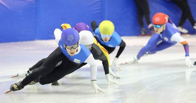 황대헌(앞)이 23일 충북 진천선수촌 빙상훈련장에서 열린 2023∼2024시즌 국가대표 2차 선발전 1000m 경기에서 역주하고 있다. 대한빙상경기연맹 제공