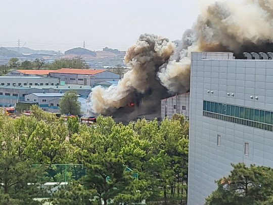 24일 오전 경기도 화성시 팔탄면 소재 한 플라스틱 제조공장에서 화재가 발생해 인근 현대자동차 남양연구소 주변까지 심한 유독성 연기가 피어오르고 있다.  [사진=독자 제공]