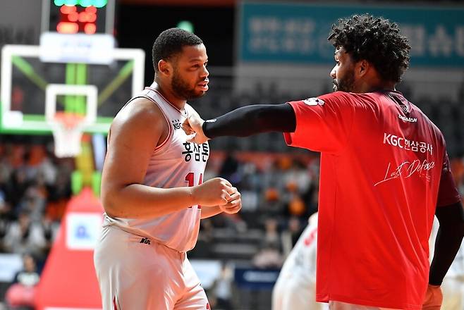 인삼공사의 오마리 스펠맨(왼쪽). KBL 제공