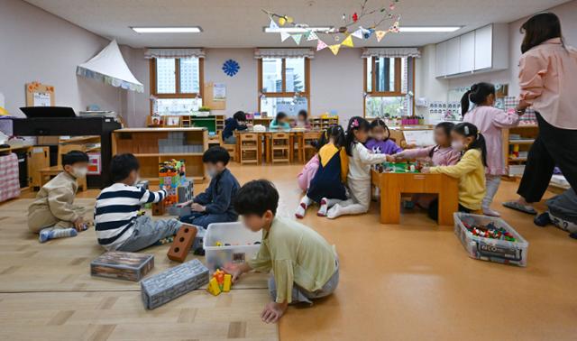 6일 서울의 한 국공립유치원에서 원생들이 삼삼오오 모여 각자 원하는 놀이활동을 하고 있다. 최주연 기자