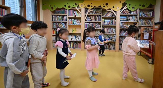 6일 서울의 한 국공립 유치원에서 원생들이 도서관에서 책을 빌리는 활동을 하고 있다. 최주연 기자