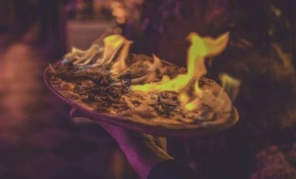 레스토랑 '부로 카날리아'에서 판매하는 '불타는 피자'. [사진=부로 카날리아 인스타그램 캡처]