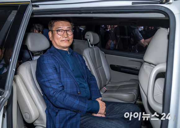 '2021년 전당대회 돈 봉투 의혹' 핵심 당사자인 송영길 전 더불어민주당 대표가 24일 오후 인천국제공항을 통해 귀국한 뒤 차량에 탑승하고 있다. [사진=김성진 기자]