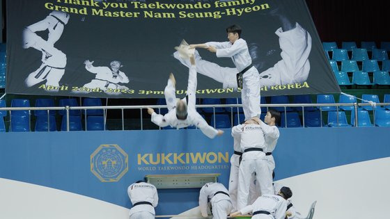 남승현 국기원 태권도시범단장이 최고령 공중 격파 부문으로 월드기네스북에 이름을 올렸다. 공중 격파를 시도하는 남 단장. 사진 무카스