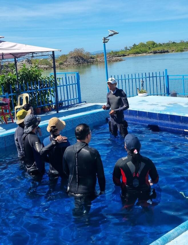 이중현씨가 24일 필리핀 세부에 있는 자신의 잠수 교육장에서 잠숨 관련 교육을 하고 있다. 박용근 기자