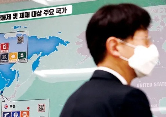 A status board at the Korean Security Agency of Trade and Industry in Gangnam-gu, Seoul displays major countries subject to export restrictions and sanctions by the international community last February. Yonhap News