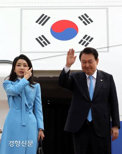 윤 대통령 부부, 미국 국빈방문 위해 출국 윤석열 대통령과 김건희 여사가 24일 경기 성남시 서울공항에서 공군 1호기에 탑승하며 인사하고 있다. 윤 대통령은 조 바이든 미국 대통령 초청으로 이날부터 5박7일 일정으로 미국을 국빈방문한다. 김창길 기자