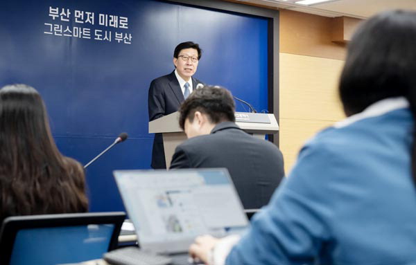 24일 부산시청 기자회견장에서 박형준 부산시장이 전세사기 피해지원 및 향후 대응방안에 대한 종합대책을 발표하고 있다. 이원준 기자 windstorm@kookje.co.kr