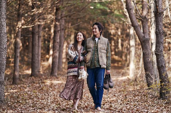 In the show "Yonder," Han Ji-min (left) plays Yi-hu, a deceased woman who meets her husband, played by Shin Ha-kyun, in an imaginary world. (Tving)