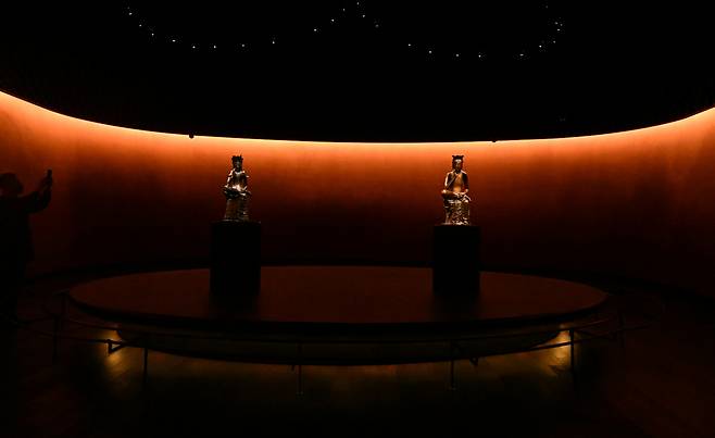 The permanent exhibition titled, "Room of Quiet Contemplation," at the National Museum of Korea in Yongsan-gu, central Seoul shows two pensive bodhisattva statues. National Treasure No. 78 is on the left and National Treasure No. 83 is on the right. (Im Se-jun/ The Korea Herald)