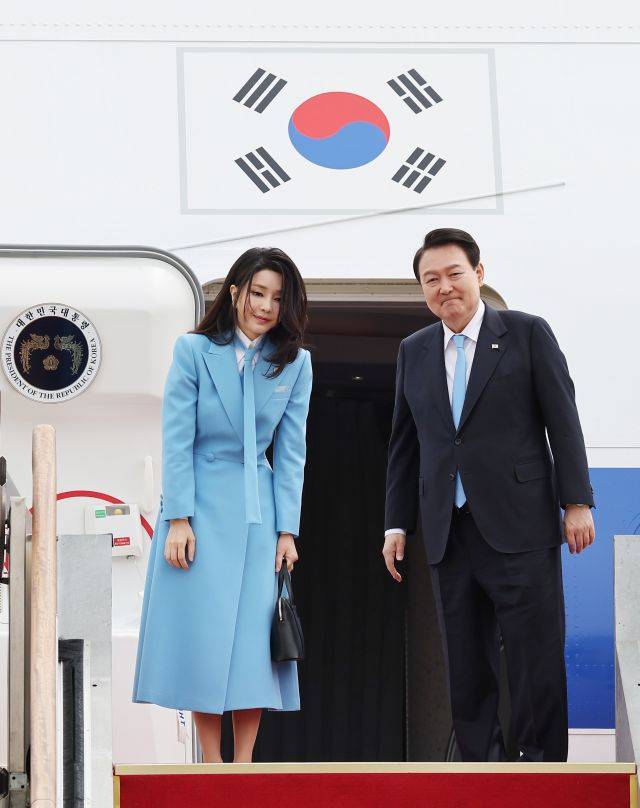미국을 국빈 방문하는 윤석열 대통령과 김건희 여사가 24일 성남 서울공항에서 공군 1호기에 탑승, 환송객들에게 인사하고 있다. 연합뉴스