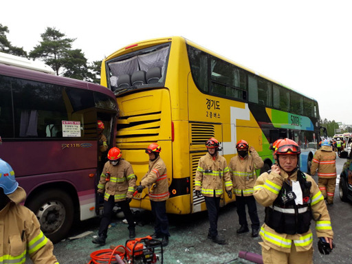 24일 성남시 분당구 경부고속도로 상행선 서울요금소 인근에서 6중 추돌 교통사고가 발생했다. 분당소방서 제공