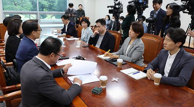 초당적 정치개혁 의원모임이 24일 국회에서 회의를 하고 있다. [연합뉴스]