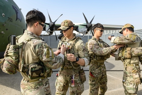 지난 21일 공군 제5공중기동비행단 공정통제사 요원들이 서로 필요한 물자를 점검해주며 수단 교민철수 해외임무를 준비하는 모습. [사진 출처 = 국방부, 연합뉴스]