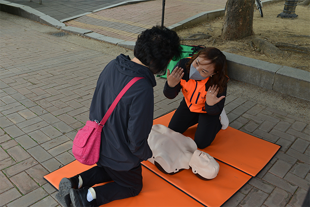 올림픽공원을 찾은 한 시민이 심폐소생술 체험을 하고 있다. 사진=한국체육산업개발 제공