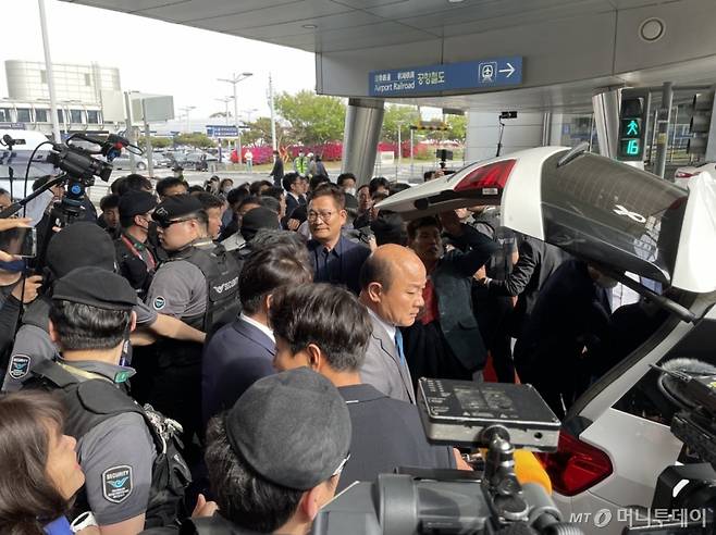 4월24일 인천국제공항 제1터미널 입국장 앞. 송영길 전 더불어민주당 대표가  차량에 짐을 싣고 지지자들과 반대자들을 바라보고 있다./사진=박상곤 기자