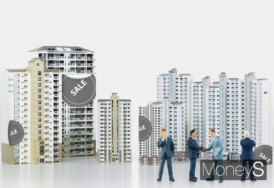 전국적으로 미분양 주택 수가 증가하면서 분양 현장에선 공급주체들의 고육지책이 이어지고 있다.기존 계약자들에게는 달갑지 않은 소식이지만, 업체들은 미분양을 털어내기 위해 '할인분양' 카드를 꺼내며 수요자들을 유혹하고 있다. /그래픽=강지호 기자