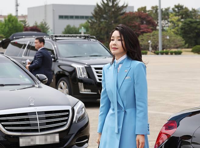 윤석열 대통령과 함께 미국 국빈 방문에 나선 김건희 여사가 24일 성남 서울공항에 도착, 공군 1호기로 향하고 있다.[연합]