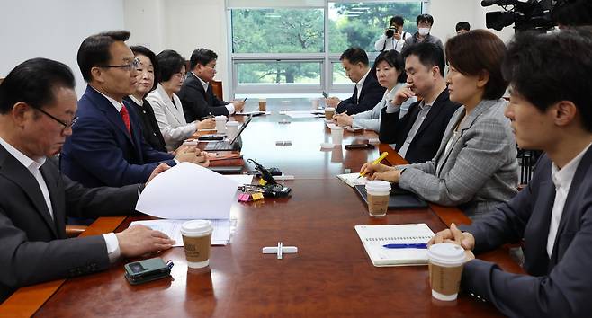 24일 국회에서 '초당적 정치개혁 의원모임' 회의가 열리고 있다. 연합뉴스