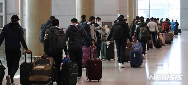 [인천공항=뉴시스] 김금보 기자 = 3일 오전 인천국제공항 제1터미널 입국장이 이용객들로 붐비고 있다. 정부는 올 9월까지 국제선 운항 횟수를 코로나 이전인 2019년 대비 90%수준으로 증편하는 등의 내수 활성화 대책을 내놨다. 2023.04.03. kgb@newsis.com