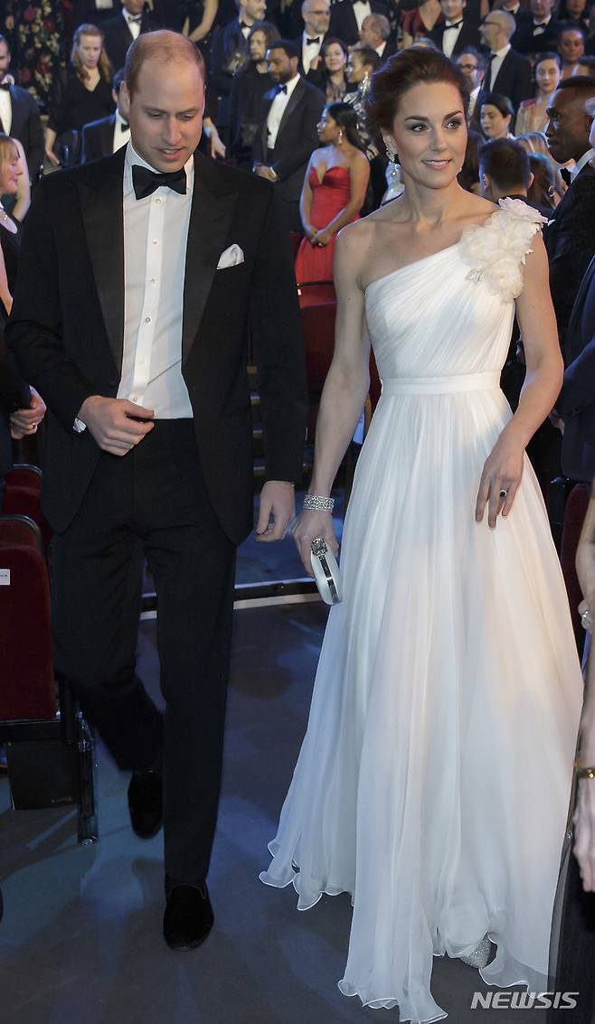 [런던=AP/뉴시스]윌리엄 영국 왕세자의 조상이 미 독립전쟁 당시 영국에 맞서 싸운 전사라는 사실이 새롭게 밝혀졌다고 미 워싱턴포스트(WP)가 보도했다. 사진은 지난 2019년 2월 10일(현지 시간) 영국에서 열린 영국영화TV예술아카데미(BAFTA) 시상식에 참석한 윌리엄 영국 왕세자와 캐서린 미들턴 왕세자빈. 2023.02.21.
