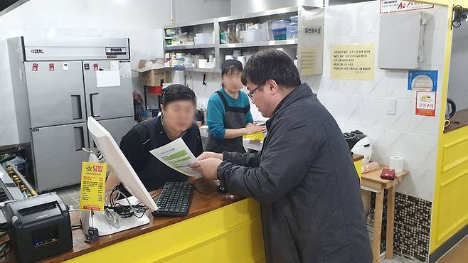 [창원=뉴시스] 강경국 기자 = 경남 창원시 자체 단속반이 배달앱 등 배달전문 업체를 대상으로 원산지 표시를 지도·단속하고 있다. (사진=창원시청 제공). 2023.04.24. photo@newsis.com *재판매 및 DB 금지