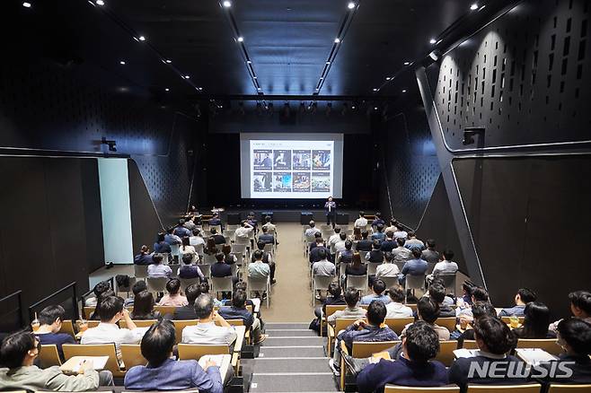 [서울=뉴시스] ㈜한화 건설부문은 24일 장교동 한화빌딩 오디토리움(Auditorium)에서 임직원들을 대상으로 '프리미엄 주거서비스 트렌드 세미나'를 열었다. (사진=한화건설부문 제공)