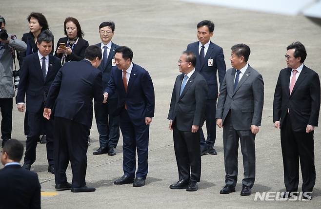 [성남=뉴시스] 전신 기자 = 5박7일 일정으로 미국을 국빈 방문하는 윤석열 대통령이 24일 경기도 성남 서울공항에서 김기현 국민의힘 대표 등 환송 인사들과 인사하고 있다. 2023.04.24. photo1006@newsis.com