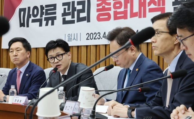 지난 21일 국회에서 열린 ‘마약류 관리 종합대책’ 당·정 협의회에 참석한 한동훈 법무부 장관(왼쪽에서 두번째)이 발언하고 있다. 연합뉴스