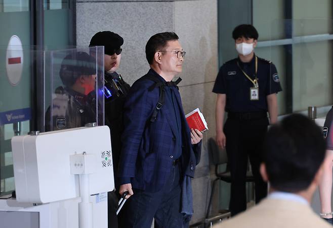 송영길 전 더불어민주당 대표가 24일 오후 인천국제공항 제1여객터미널 입국장에 로버트 오펜하이머의 평전 '아메리칸 프로메테우스(American Prometheus)' 영어 원서를 들고 들어서고 있다. 송 전 대표는 22일(현지시간) 프랑스 파리에서 2021년 전당대회 돈 봉투 의혹과 관련해 탈당 의사를 밝힌 뒤 조기 귀국했다. 공동취재