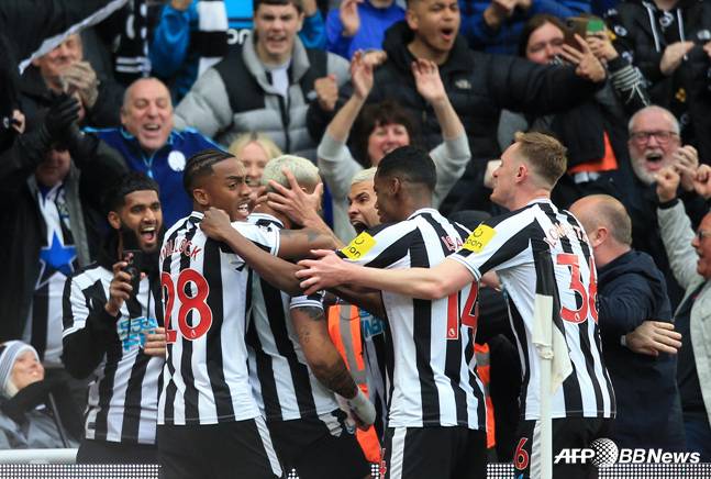뉴캐슬 선수들이 23일 세임트제임스파크에서 열린 잉글랜드 프리미어리그(EPL) 32라운드 토트넘과 홈경기에서 골을 넣고 기뻐하고 있다. /AFPBBNews=뉴스1
