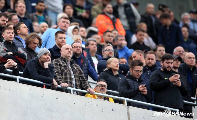 토트넘 팬들이 23일 뉴캐슬의 세임트제임스파크에서 열린 잉글랜드 프리미어리그(EPL) 32라운드 뉴캐슬와 원정경기에서 실점한 뒤 실망스러운 표정을 짓고 있다. /AFPBBNews=뉴스1