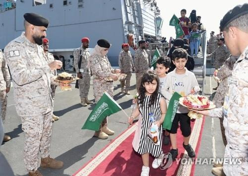 수단 군벌 무력 충돌 피해 사우디로 대피한 민간인들 (제다 로이터=연합뉴스) 사우디아라비아 왕실 해군들이 22일(현지시간) 수단에서 벌어지는 군벌 간 무력 충돌을 피해 사우디 제다에 도착한 자국민들과 외국인들을 환영하고 있다. 사우디 외무부는 이날 수단에서 철수한 자국민과 외국인 등 157명이 제다에 안전하게 도착했다고 밝혔다. 2023.04.23
    yerin4712@yna.co.kr