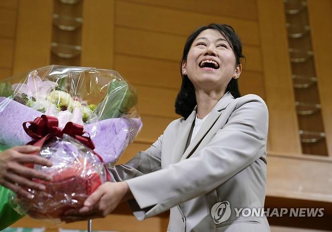 日 와카야마 보궐선거에서 승리한 유신회 후보 (와카야마 교도=연합뉴스) 일본에서 지난 23일 치러진 중의원 야마구치 1구 보궐선거에서 승리한 유신회의 하야시 유미 후보가 당선이 확정된 뒤 꽃다발을 받고 있다. 2023.4.24 photo@yna.co.kr