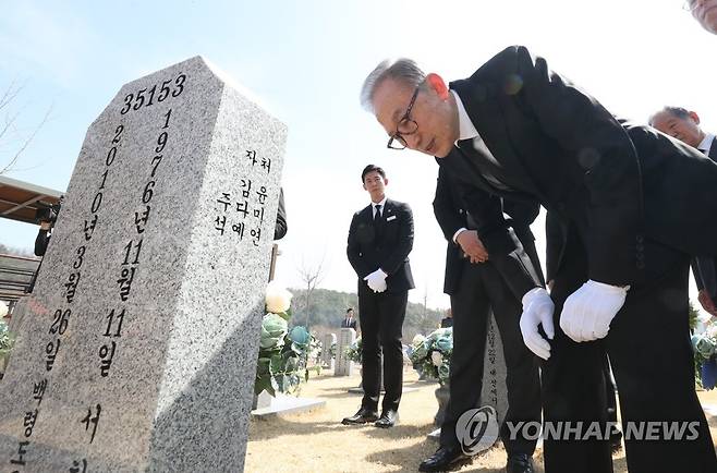 묘비 확인하는 MB (대전=연합뉴스) 김준범 기자 = 이명박 전 대통령이 22일 오전 국립대전현충원 천안함 46용사 묘역을 찾아 참배 후 묘비 주변을 둘러보고 있다. 2023.3.22 [공동취재] psykims@yna.co.kr