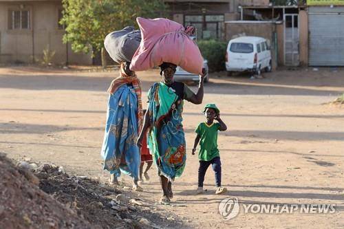 피란길에 오른 수단인들 [AFP 연합뉴스, 재판매 및 DB 금지]