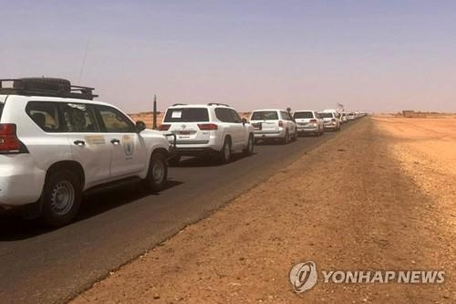 교전지 수단 하르툼서 탈출하는 호송대 [AFP 연합뉴스, 재판매 및 DB 금지]