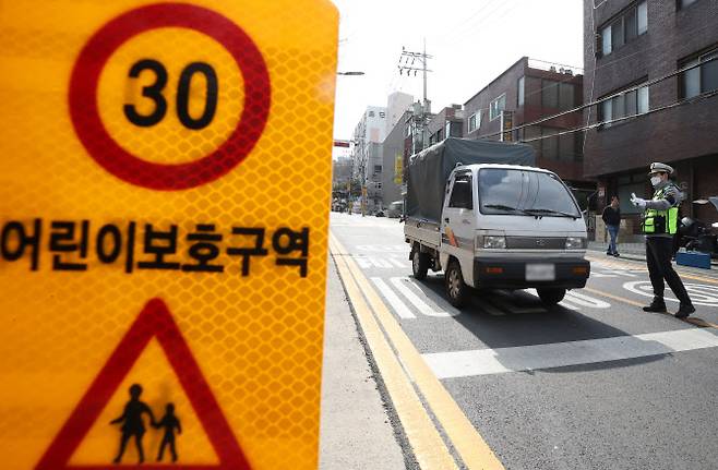 3일 오후 서울 중구 충무초등학교 앞에서 경찰이 어린이보호구역(스쿨존) 교통법규 위반 특별단속을 하고 있다. (사진=뉴시스)