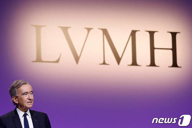 베르나르 아르노 루이비통모에헤네시(LVMH) 회장이 지난 1월 프랑스 파리에서 실적으로 발표하고 있다. ⓒ 로이터=뉴스1 ⓒ News1 이유진 기자