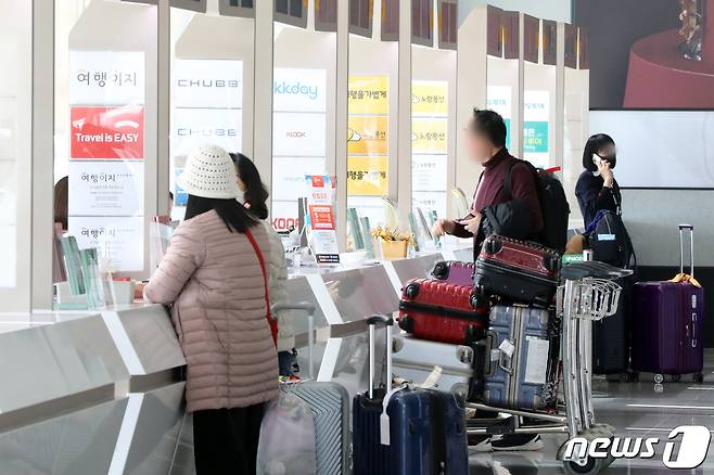 사진은 인천국제공항 출국장 여행사 카운터에서 여행객이 안내를 받는 모습 2023.3.13/뉴스1 ⓒ News1