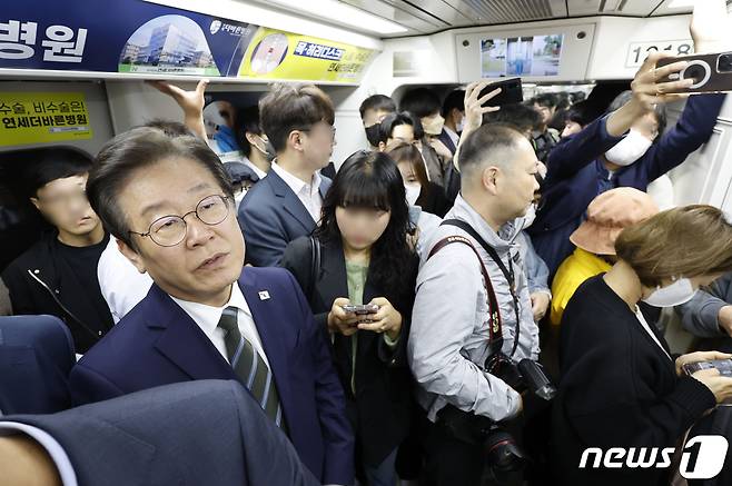 이재명 더불어민주당 대표가 25일 오전 경기도 김포시 김포도시철도(김포골드라인) 열차를 타고 승객 과밀 상황을 살피고 있다. 2023.4.25/뉴스1 ⓒ News1 국회사진취재단