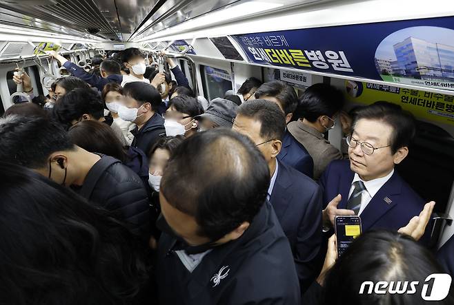 이재명 더불어민주당 대표가 25일 오전 경기도 김포시 김포도시철도(김포골드라인) 열차를 타고 승객 과밀 상황을 살피고 있다. 2023.4.25/뉴스1 ⓒ News1 국회사진취재단